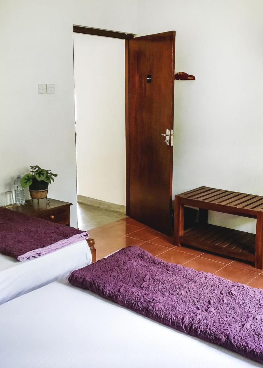 Holiday Stay Inn Канді Екстер'єр фото