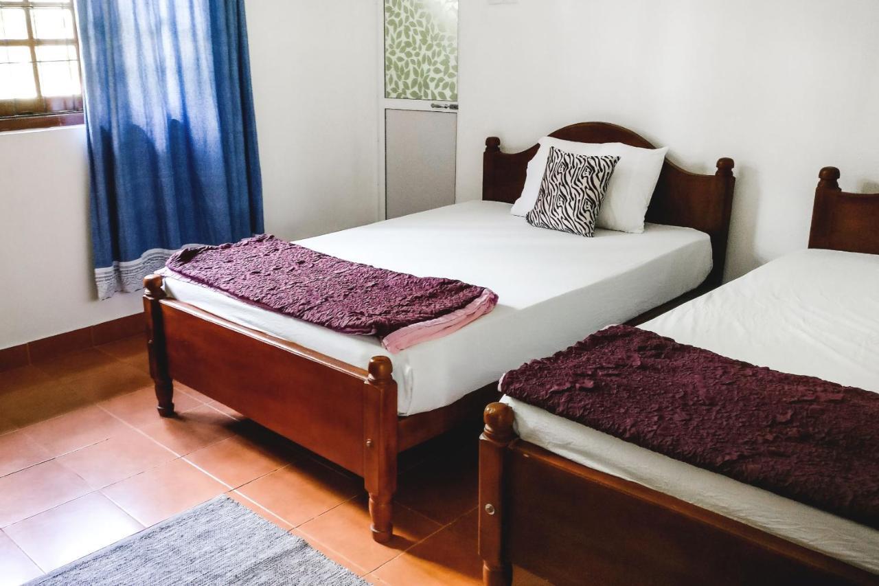 Holiday Stay Inn Канді Екстер'єр фото