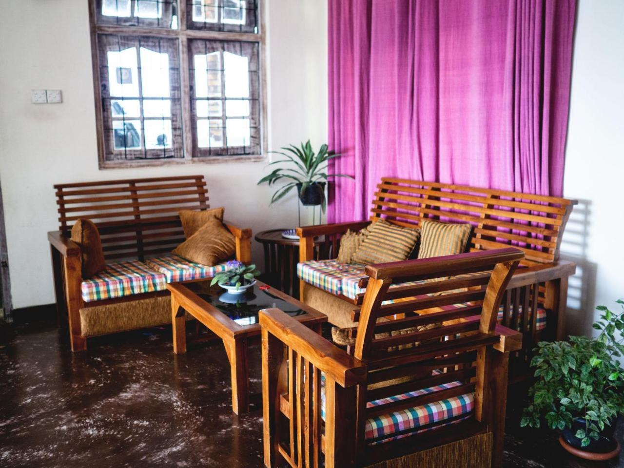 Holiday Stay Inn Канді Екстер'єр фото